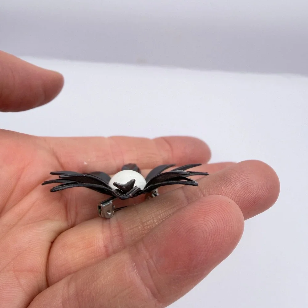 Flower Shaped Daisy Brooch Lapel Pin Flower Enamel Black White Retro Costume